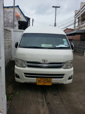 ขายรถตู้โตโยต้าราคา460000บาทจัดแนนท์ได้350000บาทโทร0643130366