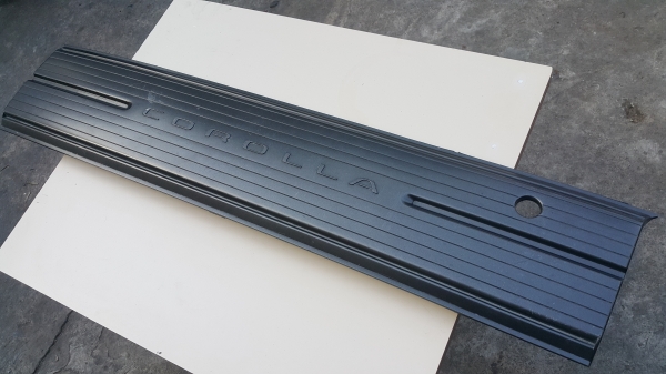 แผงท้ายสีดำ Toyota สามห่วง แผงท้ายสีดำ Toyota สามห่วง