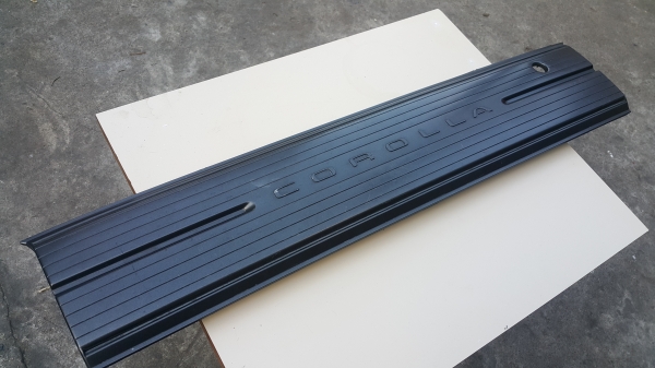 แผงท้ายสีดำ Toyota สามห่วง