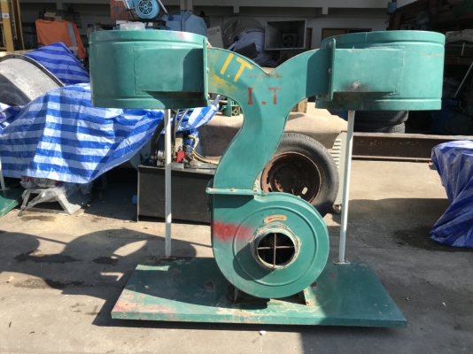 ขายโบวเวอร์ดูดฝุ่นพร้อมแท่นใส่ถุงเก็บ(ไม่มีถุง) ขนาด 4HP. 2800rpm. 380V made in China สภาพสวยดูดแรง พร้อมใช้งาน