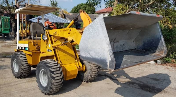 ขายด่วนรถยกตักเอวอ่อนTCMHL810Aตักยก2.5ตันยกสูง3เมตรรถขับเคลื่อน4ล้อเกียร์ท็อกโลฮายรถนอกเพื่งนำเข้ามายังไม่เคยใช้งานในเมืองไทยเลย