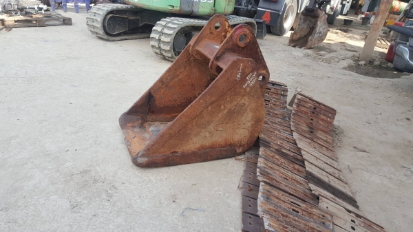 ขายบุ้งกี๋ สำหรับรถขุด 100-120 ใช้กับงานขุดร่อง ปากกว้าง67 cm  สลัก60mm  ขาย 9,500 บาท