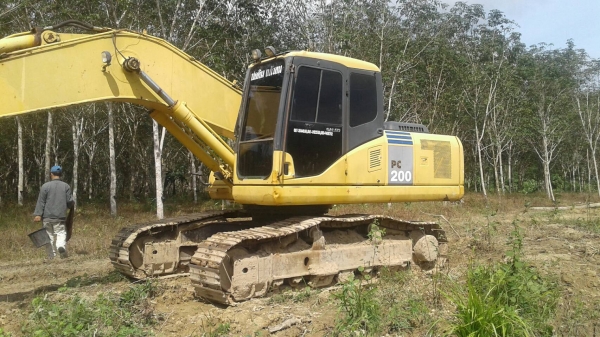 ขายรถแบคโฮ KOMATSU PC200-7 เอกสารเล่มปี 2008 ราคา 1250000