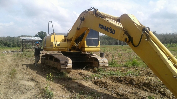 ขายรถแบคโฮ KOMATSU PC200-7 เอกสารเล่มปี 2008 ราคา 1250000