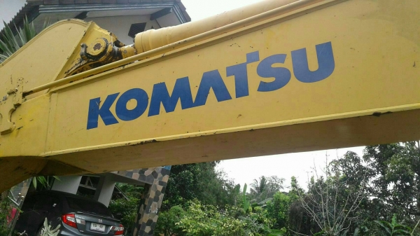 ขายรถแบคโฮ KOMATSU PC200-7 เอกสารเล่มปี 2008 ราคา 1250000
