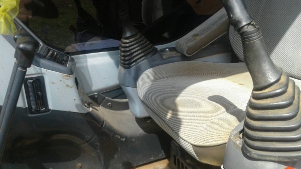 ขายรถแบคโฮ KOMATSU PC200-7 เอกสารเล่มปี 2008 ราคา 1250000