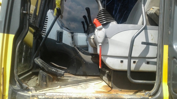 ขายรถแบคโฮ KOMATSU PC200-7 เอกสารเล่มปี 2008 ราคา 1250000