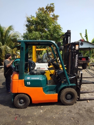 +++ ขายโฟล์คลิฟท์  TOYOTA 7FG15  ขนาด  1.5  ตัน  เครื่องยนต์เบนซิน แก๊ส  เสา  3  เมตร  เกียร์ธรรมดา  ยางลม