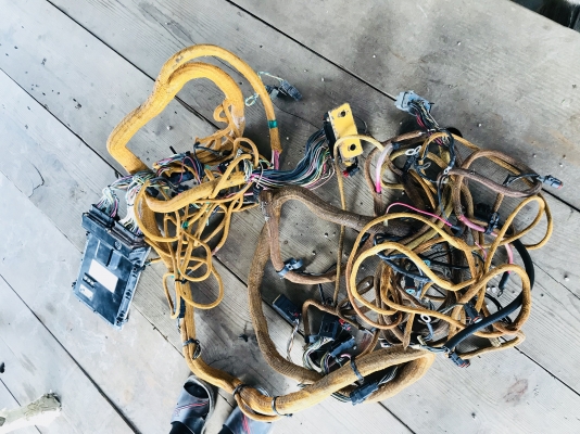ขาย ชุดสายไฟ CAT320D สวยๆ ปลั๊กครบ ถอดจากรถ ขาย ชุดสายไฟ CAT320D สวยๆ ปลั๊กครบ ถอดจากรถ