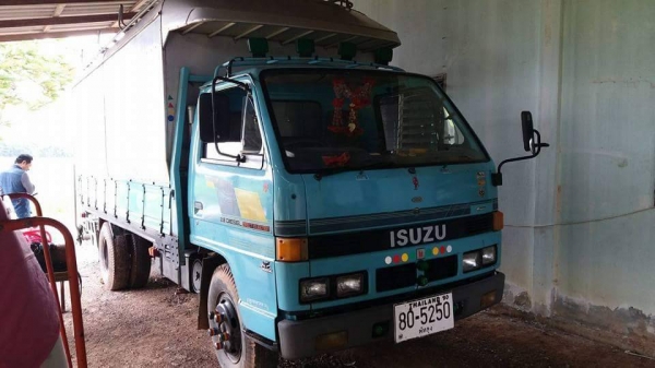 ISUZU NKR 110แรงม้า แท้ห้าง เดิมๆ คัทซีสวย เครื่องดี เล่มพร้อม ราคาคุยได้ สอบถาม 0872976734