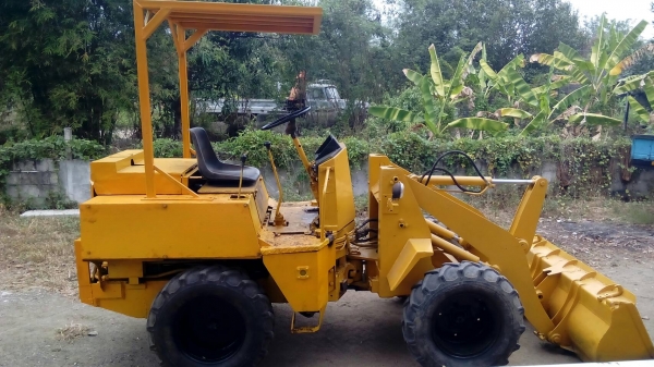 ขายรถตักเล็ก komatsu เอวอ่อน เครื่องอิซุซุ 3 สูบ บุ้งกี๋ขนาดครึ่งคิว