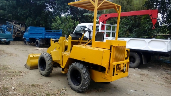 ขายรถตักเล็ก komatsu เอวอ่อน เครื่องอิซุซุ 3 สูบ บุ้งกี๋ขนาดครึ่งคิว