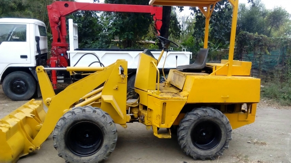 ขายรถตักเล็ก komatsu เอวอ่อน เครื่องอิซุซุ 3 สูบ บุ้งกี๋ขนาดครึ่งคิว