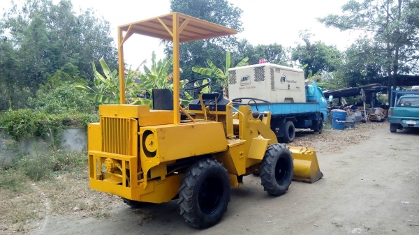 ขายรถตักเล็ก komatsu เอวอ่อน เครื่องอิซุซุ 3 สูบ บุ้งกี๋ขนาดครึ่งคิว