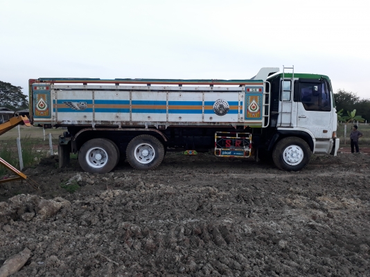 ขายสิ้บล้อเปอรเฟีย10ล้อเครื่อง240แรง2เพลาดั้ม