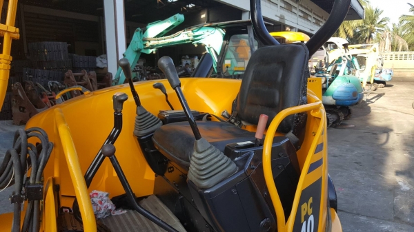 ขาย รถขุด KOMATSU รุ่น PC40FR มือสองญี่ปุ่น แทรกเหล็ก สลัก บูทเอวแน่น 100\% สวยพร้อมใช้งาน มือถือ 0818753444
