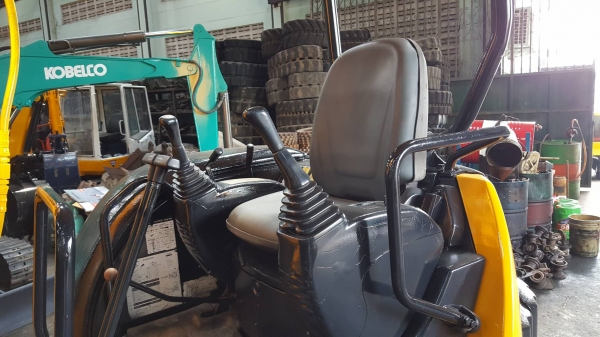 ขาย รถขุด KOMATSU รุ่น PC35MR-1- มือสองญี่ปุ่น แทรกเหล็ก สลัก บูทเอวแน่น 100\% สวยพร้อมใช้งาน มือถือ 0818753444   สอบถามเพิ่มเติมได้ที่ http://line.me/ti/p/mFkzr50JVd