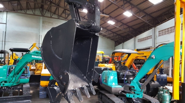 ขาย รถขุด KOMATSU รุ่น PC35MR-1- มือสองญี่ปุ่น แทรกเหล็ก สลัก บูทเอวแน่น 100\% สวยพร้อมใช้งาน มือถือ 0818753444   สอบถามเพิ่มเติมได้ที่ http://line.me/ti/p/mFkzr50JVd