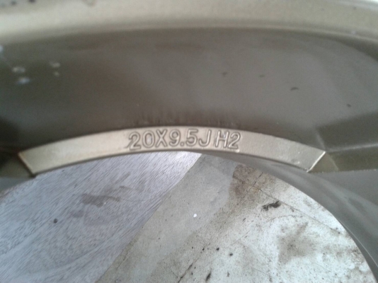 ขอบ20นิ้ว6รู ชุดนี้สมบูรณ์พร้อมใช้  ลดราคาเหลือ 7900 บาท