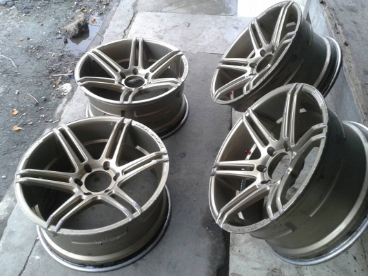 ขอบ20นิ้ว6รู ชุดนี้สมบูรณ์พร้อมใช้  ลดราคาเหลือ 7900 บาท