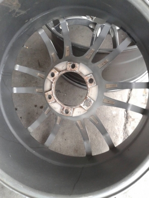 ล้อแม็กขอบ20นิ้ว6รู ชุดนี้สมบูรณ์พร้อมใช้ ลดราคาเหลือ 7900 บาท