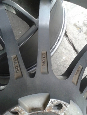 ล้อแม็กขอบ20นิ้ว6รู ชุดนี้สมบูรณ์พร้อมใช้ ลดราคาเหลือ 7900 บาท