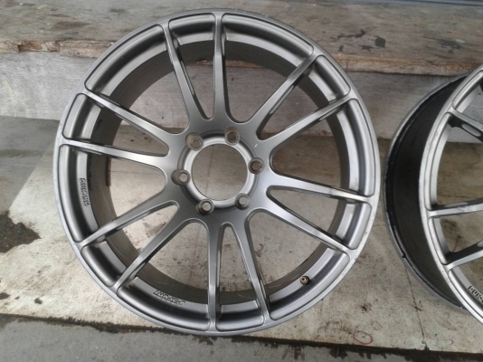 ล้อแม็กขอบ20นิ้ว6รู ชุดนี้สมบูรณ์พร้อมใช้ ลดราคาเหลือ 7900 บาท