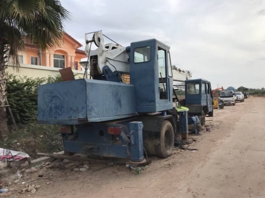 ขาย 385,000 บาท รถเครน 6 ล้อ KATO 10 ตัน เครื่องดี ปั้มแรง คัสชีสวย เอกสารเล่มทะเบียน.   รถอยู่ กทม โทร 0610710295