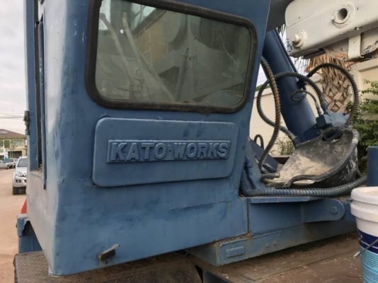 ขาย 385,000 บาท รถเครน 6 ล้อ KATO 10 ตัน เครื่องดี ปั้มแรง คัสชีสวย เอกสารเล่มทะเบียน.   รถอยู่ กทม โทร 0610710295