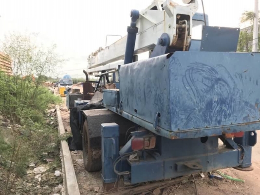 ขาย 385,000 บาท รถเครน 6 ล้อ KATO 10 ตัน เครื่องดี ปั้มแรง คัสชีสวย เอกสารเล่มทะเบียน.   รถอยู่ กทม โทร 0610710295