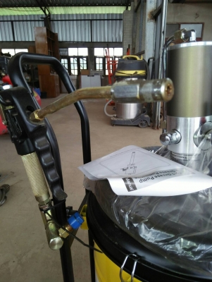 ถังอัดจารบี แบบใช้ลมดัน  ขนาด13 kg  ***ของใหม่ยังไม่ได้ใช้งาน   ขายถูกใช้งานได้ง่าย