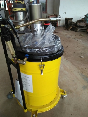 ถังอัดจารบี แบบใช้ลมดัน  ขนาด13 kg  ***ของใหม่ยังไม่ได้ใช้งาน   ขายถูกใช้งานได้ง่าย