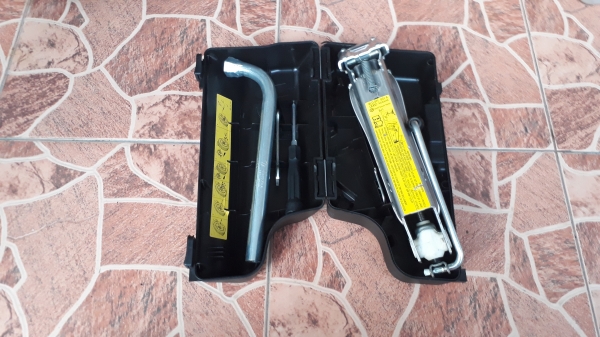 กล่องพร้อมเครื่องมือติดรถ Audi VW กล่องพร้อมเครื่องมือติดรถ Audi VW