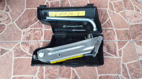 กล่องพร้อมเครื่องมือติดรถ Audi VW กล่องพร้อมเครื่องมือติดรถ Audi VW