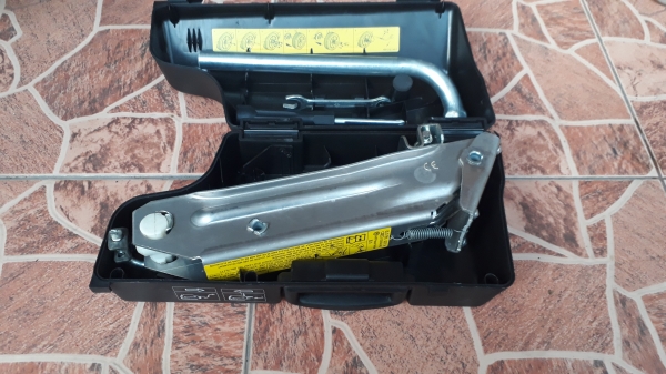 กล่องพร้อมเครื่องมือติดรถ Audi VW กล่องพร้อมเครื่องมือติดรถ Audi VW