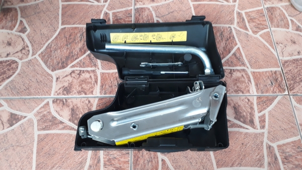 กล่องพร้อมเครื่องมือติดรถ Audi VW