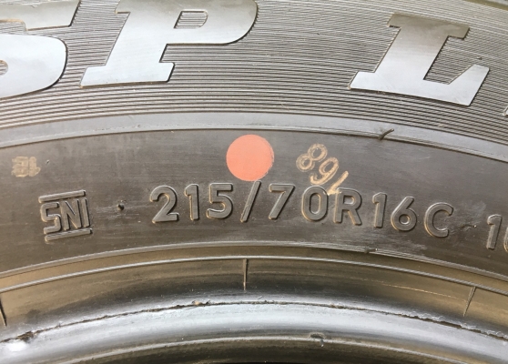 ยางใหม่ป้ายแดง Dunlop 215-70-16 ปลายปี 17 ตุ่มเส้นสีชัดๆทุกเส้น ยางใหม่ป้ายแดง Dunlop 215-70-16 ปลายปี 17 ตุ่มเส้นสีชัดๆทุกเส้น