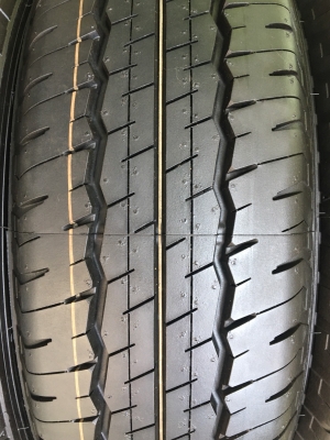ยางใหม่ป้ายแดง Dunlop 215-70-16 ปลายปี 17 ตุ่มเส้นสีชัดๆทุกเส้น