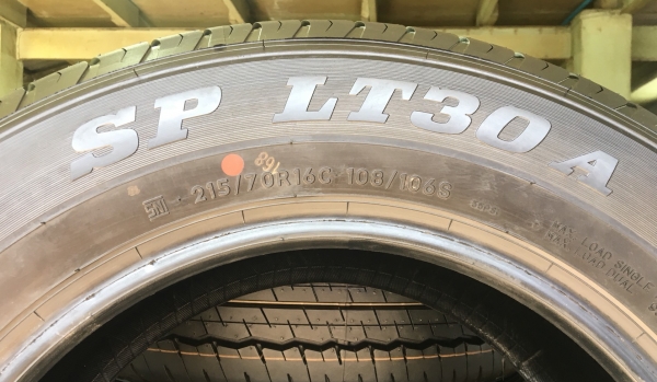 ยางใหม่ป้ายแดง Dunlop 215-70-16 ปลายปี 17 ตุ่มเส้นสีชัดๆทุกเส้น ยางใหม่ป้ายแดง Dunlop 215-70-16 ปลายปี 17 ตุ่มเส้นสีชัดๆทุกเส้น