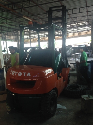 ขายรถยกโฟร์คลิฟท์ยี่ห้อToyota7FD-30 ดีเซล เสาสูง4เมตร เกียร์ออโต้ ขายรถยกโฟร์คลิฟท์ยี่ห้อToyota7FD-30 ดีเซล เสาสูง4เมตร เกียร์ออโต้