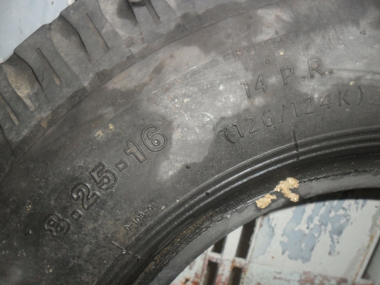 ยาง 8.25R16 สวยๆ 1 คู่ ยาง 8.25R16 สวยๆ 1 คู่