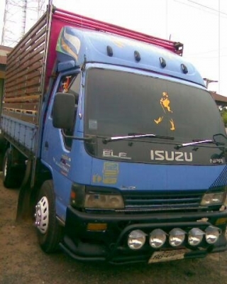 ISUZU NPR 135 HP TURBO 4HG1 กระบะคอกเหล็กยาว 5 เมตรสภาพสวยจัด เครื่องแน่นดีไม่มีเยิ้ม หัวเก๋งตาหวานสีบางเดิมภายในเก๋งคอนโซลสวยครบ แอร์เย็น พ.เพาเวอร์ ก.ไฟฟ้าอุปกรณ์ภายในครบพร้อม ช่วงล่างคัชซีสวย ติด F หน้าหลัง ยาง 8.25 ขอบ 16 เอกสารทะเบียนภาษีครบพร้อมโอน