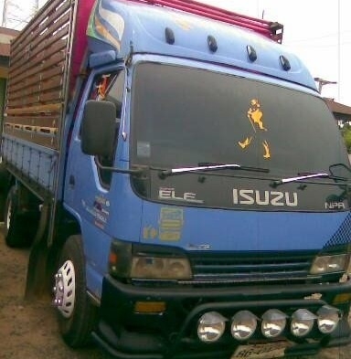ISUZU NPR 135 HP TURBO 4HG1 กระบะคอกเหล็กยาว 5 เมตรสภาพสวยจัด เครื่องแน่นดีไม่มีเยิ้ม หัวเก๋งตาหวานสีบางเดิมภายในเก๋งคอนโซลสวยครบ แอร์เย็น พ.เพาเวอร์ ก.ไฟฟ้าอุปกรณ์ภายในครบพร้อม ช่วงล่างคัชซีสวย ติด F หน้าหลัง ยาง 8.25 ขอบ 16 เอกสารทะเบียนภาษีครบพร้อมโอน