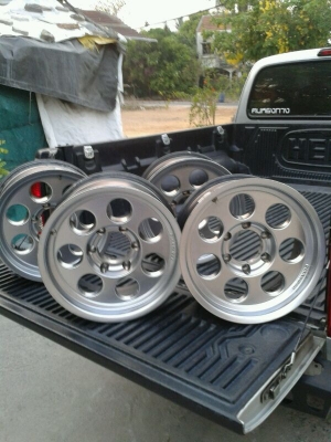 ขายล้อแม็ก PIAA 16 x 8 -5 และยาง Mud 265/75 ปี 12 สวยๆ