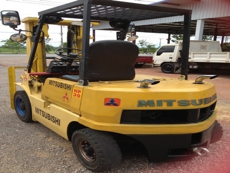 รถโฟล์ลิฟท์ mitsubishi 2.5 ตัน ยกสูง 5 เมตร เครื่องเบนซิน เกียร์ธรรมดา 4 ล้อ 175,000.-