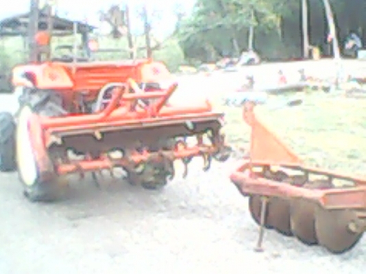KUBOTA l2002dt เพลายอย ขับเคลื่อนสี่ล้อ มีโรตารี่ ผานสี่ สภาพดี ไม่มีซึม สภาพสวย ราคาถูก ใช้งานได้เลย สนใจติดต่อ 089-9638932 อยู่ อำเภอ ชัยบาดาล จังหวัด ลพบุรี