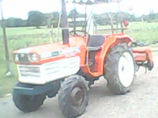 KUBOTA l2002dt เพลายอย ขับเคลื่อนสี่ล้อ มีโรตารี่ ผานสี่ สภาพดี ไม่มีซึม สภาพสวย ราคาถูก ใช้งานได้เลย สนใจติดต่อ 089-9638932 อยู่ อำเภอ ชัยบาดาล จังหวัด ลพบุรี