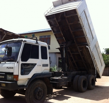 MITSUBISHI FUSO FN527 - 195 HP 6D16 TD2343 สิบล้อดั๊มพ์ 2 เพลา กระบะดั๊มพ์เหล็ก 12 ตันของสามมิตรลอนเฉียง เครื่องแน่นดีแรงดีไม่เยิ้ม หัวเก๋งสีบางเดิมภายในสวยครบ แอร์เย็น พ.เพาเวอร์ เบรคทริ๊ปฟี้ ช่วงล่างใหญ่คัชซีสวยมากๆไม่มีที่ติ ยางสภาพดี 10 เส้นประมาณ 80\%
