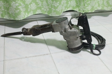 เครื่องสกัดคอนกรีตไฟฟ้ายี่ห้อ makita hm1201 สภาพดีพร้อมใช้งานครับ