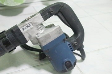 เครื่องสกัดคอนกรีตไฟฟ้ายี่ห้อ RYOBI รุ่นCH-470 สภาพเกิน90เปอร์เซนต์